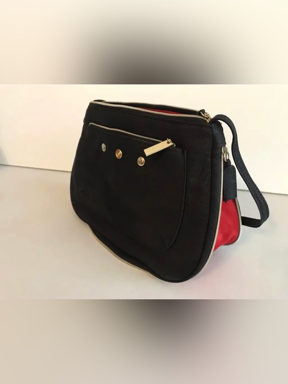 Yves Saint Laurent parfums Black mini shoulder
Bag YSL Gold zipper red interior